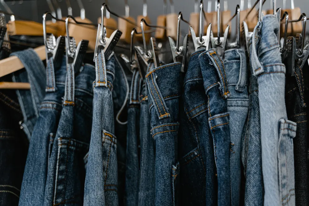 Askıda sıralı denimler